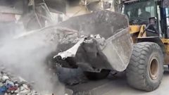 شارع ناصر تحت الركام.. وبلدية غزة تطلق أولى خطوات الإعمار برفع الأنقاض