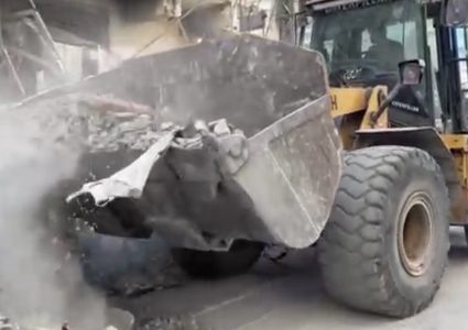 شارع ناصر تحت الركام.. وبلدية غزة تطلق أولى خطوات الإعمار برفع الأنقاض