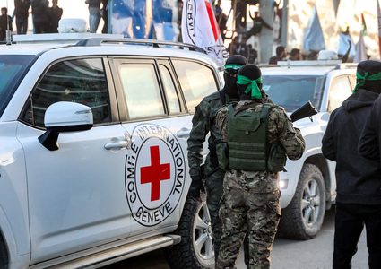 الصليب الأحمر يتسلم الدفعة الثانية من المحتجزين الإسرائيليين في قطاع غزة