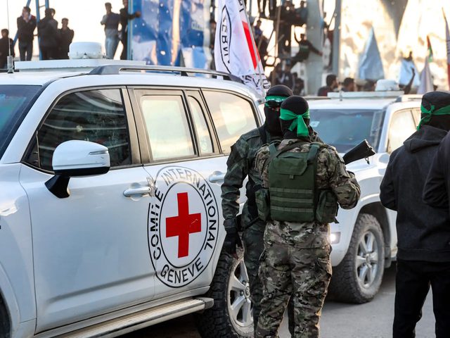الصليب الأحمر يتسلم الدفعة الثانية من المحتجزين الإسرائيليين في قطاع غزة