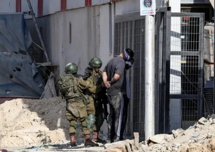 الاحتلال يعتقل مواطنا من عناتا