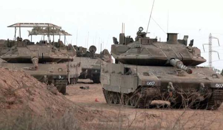 دبابات ومدفعية الاحتلال تطلق النار شرق مدينتي غزة وخان يونس