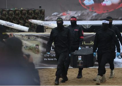 جثة الأسير الرابعة تُفجّر خلافاً واسعاً بين حماس وإسرائيل حول الهوية والملابسات