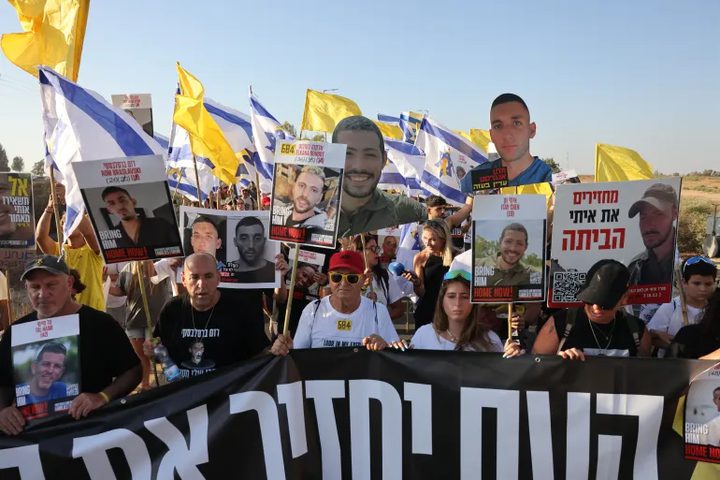 عائلات 3 أسرى إسرائيليين تؤكد التعرف على هوياتهم