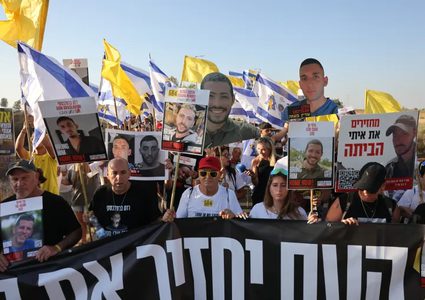 عائلات 3 أسرى إسرائيليين تؤكد التعرف على هوياتهم