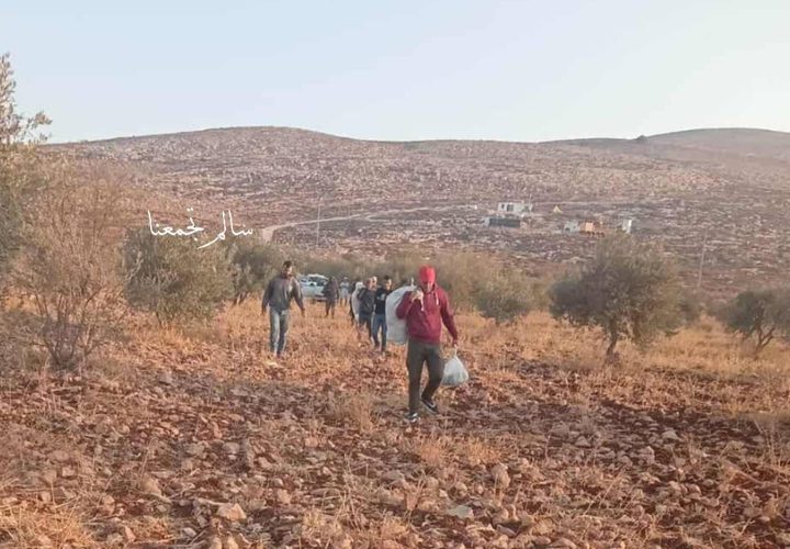 مستوطنون برفقة جيش الاحتلال يعتدون على المزارعين في قرية سالم شرق نابلس ويمنعوهم من البقاء في أرضهم