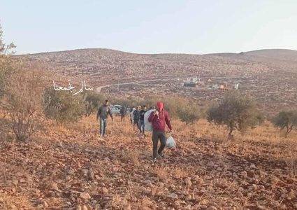 مستوطنون برفقة جيش الاحتلال يعتدون على المزارعين في قرية سالم شرق نابلس ويمنعوهم من البقاء في أرضهم