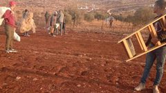 مستوطنون برفقة جيش الاحتلال يعتدون على المزارعين في قرية سالم شرق نابلس ويمنعوهم من البقاء في أرضهم