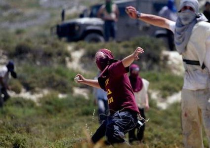 مستوطنون يهاجمون منزلاً في قرية العقبة شرق طوباس ويصيبون أحد أفراد العائلة