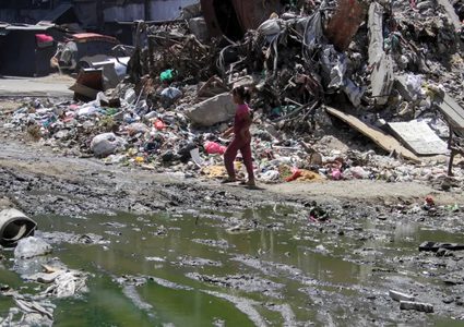 إندبندنت: غزة على حافة انهيار بيئي شامل