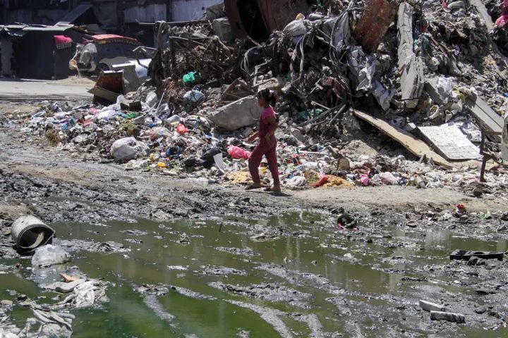 إندبندنت: غزة على حافة انهيار بيئي شامل