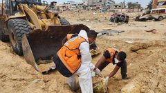 ملف الجثامين يجمّد اتفاق غزة... وتحذيرات من سيناريو التهجير