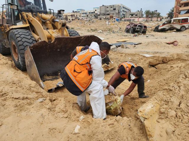 ملف الجثامين يجمّد اتفاق غزة... وتحذيرات من سيناريو التهجير