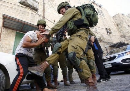 الاحتلال يعتدي على طفلين بالضرب في مدينة الخليل