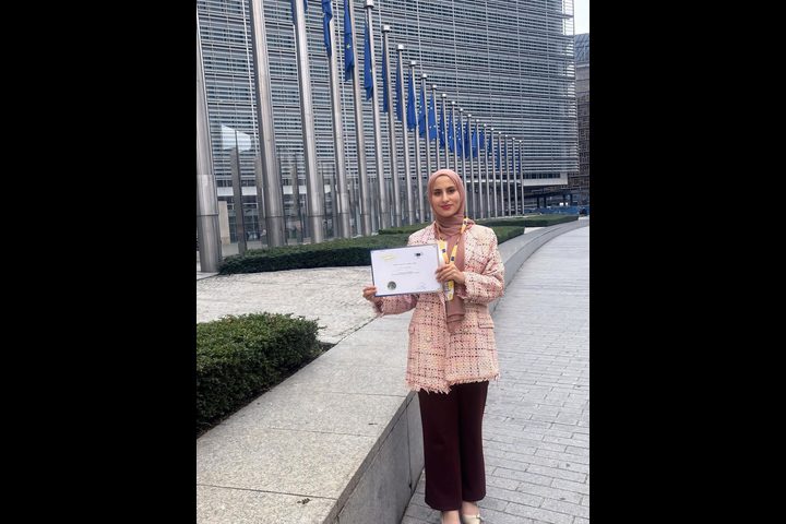 الصحفية حنين بكر تمثل فلسطين في برنامج المفوضية الأوروبية للشباب في بروكسل