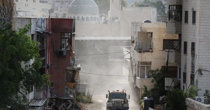 الاحتلال يفجر شفة سكنية في طوباس.. اقتحامات واعتقالات بالضفة