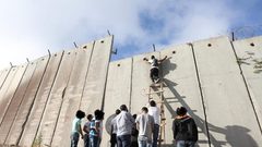 إصابة شاب برصاص الاحتلال قرب جدار الفصل العنصري في بلدة الرام