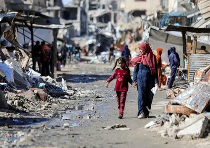 غزة تشيع عشرات الشهداء واسرائيل تعيد فتح المعابر  باليوم العاشر لوقف إطلاق النار