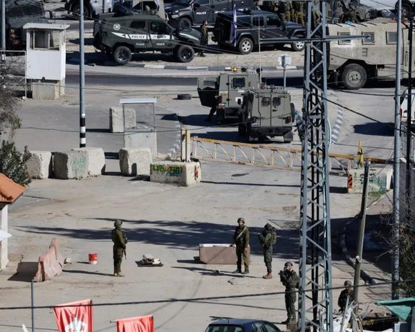 الاحتلال يعرقل وصول المعلمين والتلاميذ لمدارسهم والأهالي الى منازلهم بالخليل