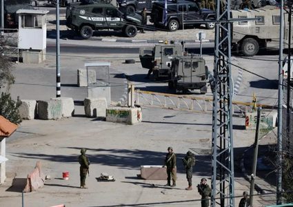 الاحتلال يعرقل وصول المعلمين والتلاميذ لمدارسهم والأهالي الى منازلهم بالخليل