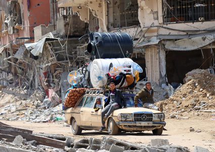 غزة: آلاف الجثامين العالقة تحت الأنقاض ومخاطر المتفجرات تعرقل جهود الانتشال