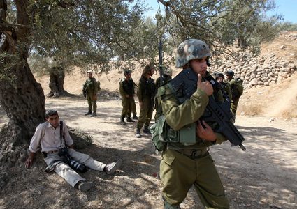 الاحتلال يطلق النار صوب قاطفي الزيتون