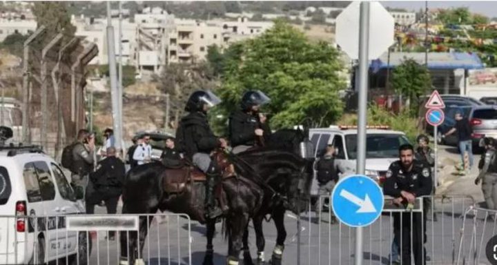 الاحتلال يغلق حي الشيخ جراح بالسواتر الحديدية لتأمين احتفالات المستوطنين