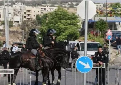 الاحتلال يغلق حي الشيخ جراح بالسواتر الحديدية لتأمين احتفالات المستوطنين