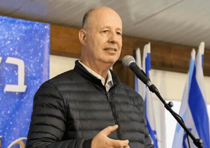 نتنياهو يقيل مستشار الأمن القومي تساحي هنغبي ويعين بديلاً له