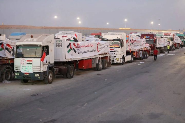غزة: دخول أقل من ألف شاحنة مساعدات منذ وقف إطلاق النار بدلًا من 6600 متفق عليها