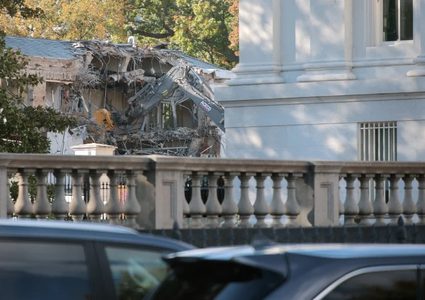 بدء أعمال هدم جزء من البيت الأبيض لبناء "قاعة رقص"