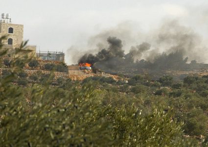 مستوطنون يهاجمون قاطفي الزيتون في ترمسعيا