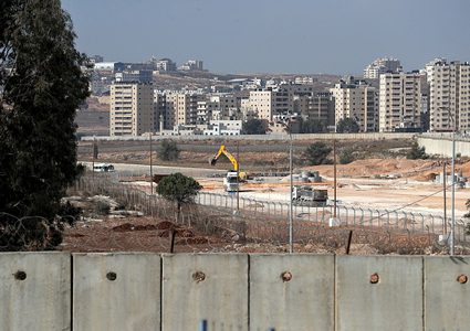 الاحتلال يفعّل قرارات استيلاء قديمة على أراضي قلنديا شمال القدس