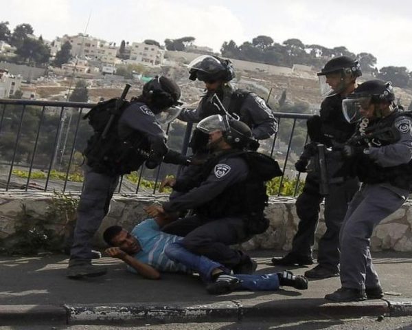 القدس: الاحتلال يعتدي على شابين ويعتقل أحدهما في بيت حنينا