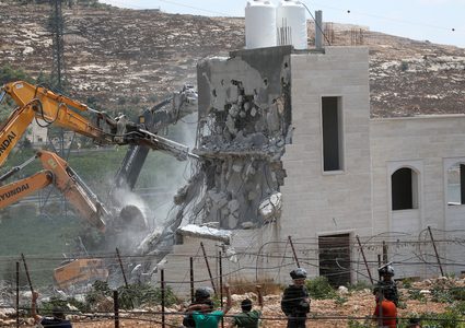 قوات الاحتلال تشرع بهدم منزل في بروقين غرب سلفيت