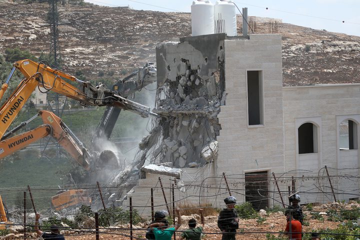 قوات الاحتلال تشرع بهدم منزل في بروقين غرب سلفيت