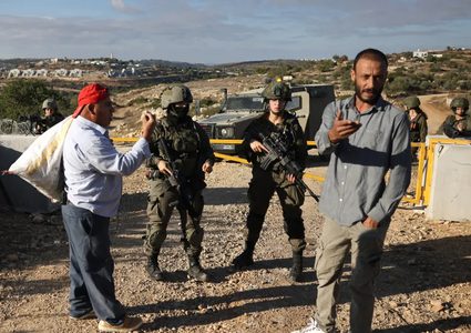 الاحتلال يعتدي على المواطنين في نحالين