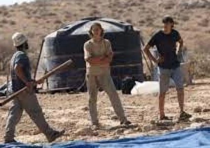 مستعمرون يدمرون محتويات مسجد في طانا