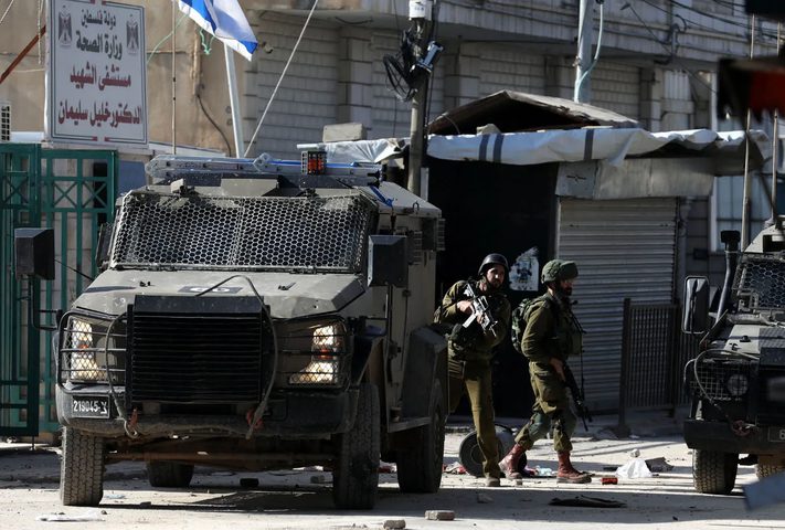 الاحتلال يقتحم مخيم الفارعة جنوب طوباس ويداهم عدة منازل