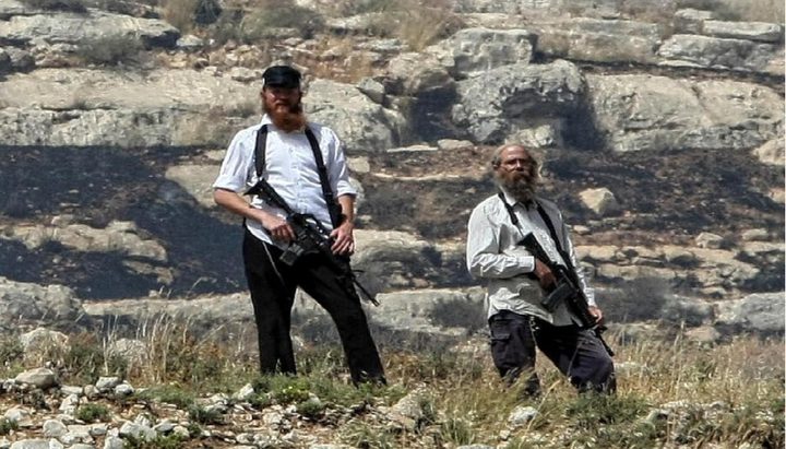 مستوطنون يعتدون على مزارعين في دير بلوط غرب سلفيت ويمنعونهم من قطف الزيتون