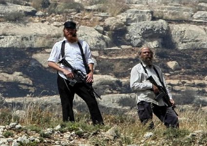 مستوطنون يعتدون على مزارعين في دير بلوط غرب سلفيت ويمنعونهم من قطف الزيتون