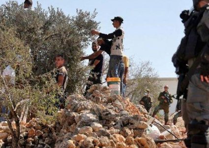 مستوطنون يهاجمون مزارعين ومتضامنين أجانب في كفر مالك شرق رام الله