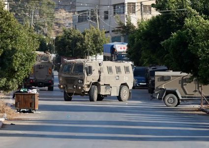 الاحتلال يقتحم بلدة دير بلوط ويداهم منازل المواطنين