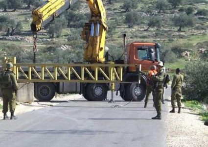 الاحتلال يغلق مدخل ترمسعيا شمال رام الله