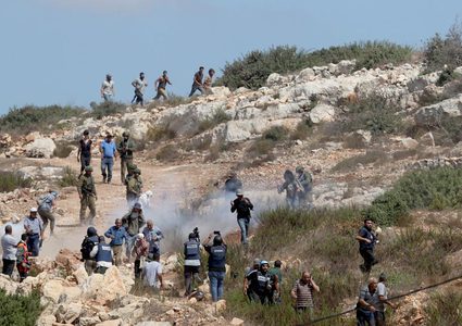 إصابات وتحطيم نوافذ وحرق مركبة في هجوم للمستوطنين على صوريف