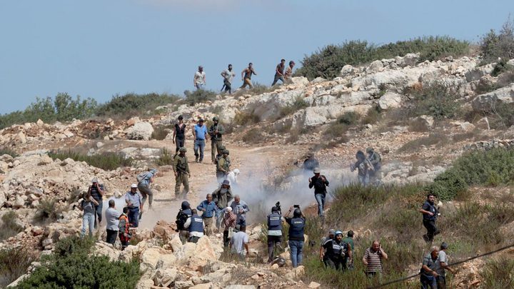 إصابات وتحطيم نوافذ وحرق مركبة في هجوم للمستوطنين على صوريف