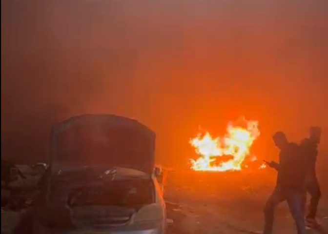مستعمرون يضرمون النار في ثلاث مركبات خلال هجومهم على المغير
