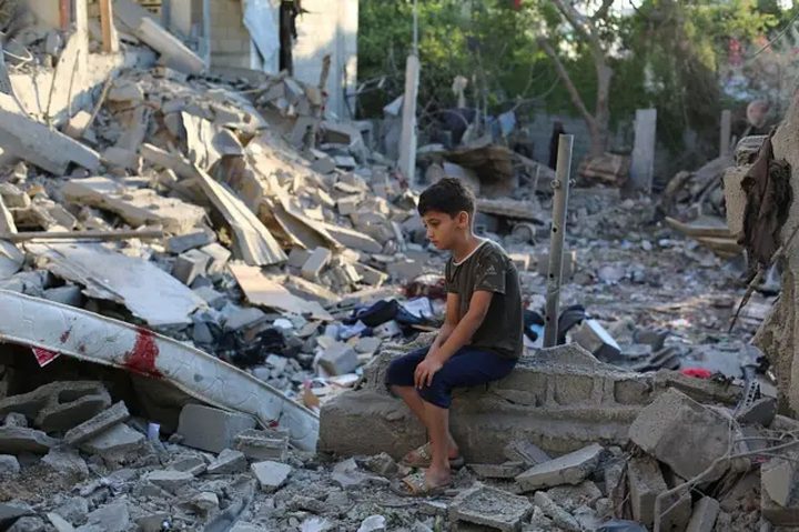 16 يوما لوقف اطلاق النار: غارات جوية تستهدف سيارات ونسف منازل بغزة