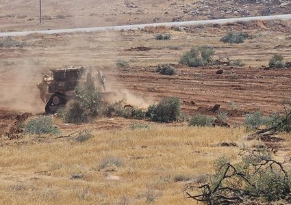 الاحتلال يجرف أراضي المواطنين شرق الخليل