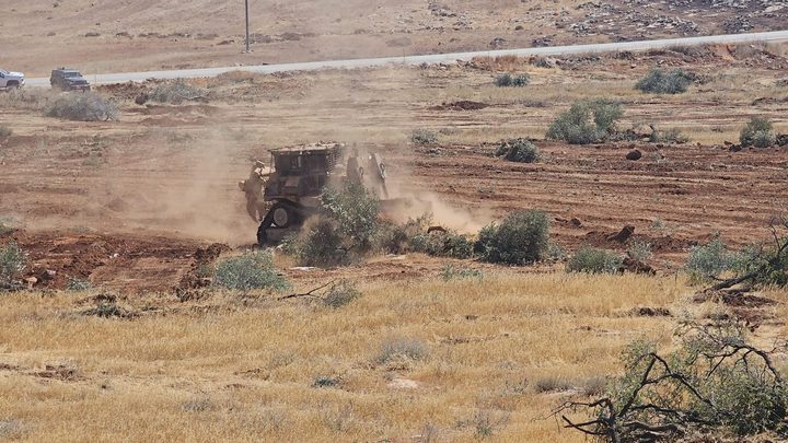 الاحتلال يجرف أراضي المواطنين شرق الخليل